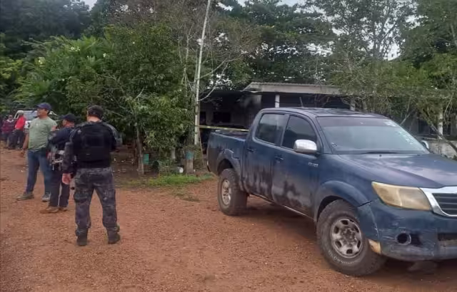 Las autoridades arribaron al lugar para iniciar las investigaciones y realizaron el levantamiento del cadáver.