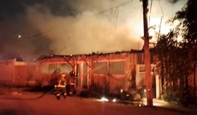 Tras poco más de una hora de intensas labores, las llamas fueron finalmente controladas gracias a la rápida intervención de los bomberos