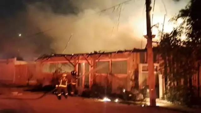 Tras poco más de una hora de intensas labores, las llamas fueron finalmente controladas gracias a la rápida intervención de los bomberos