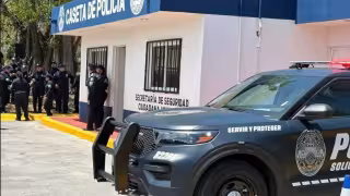Un ciudadano difundió un video en el que acusa a policías de Playa del Carmen de retirar dinero a su trabajador y detenerlos tras reclamar.