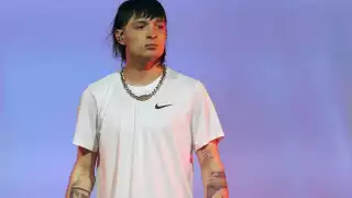 Peso Pluma preocupa a sus fans al compartir fotografías desde el hospital