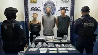 Policía Municipal de Solidaridad aseguró un arma, cartuchos y narcóticos tras una persecución en Playa del Carmen.