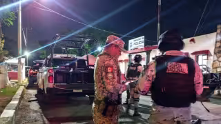 Autoridades policiacas aseguran un tráiler que transportaba 100 mil litros de combustible ilegal