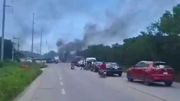 Los vecinos cerraron la carretera 307, donde incendiaron neumáticos Los vecinos cerraron la carretera 307, donde incendiaron neumáticos