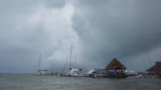 Alertan por oleaje de casi 5 metros en la costa Poniente de Yucatán; Procivy llama a extremar precauciones