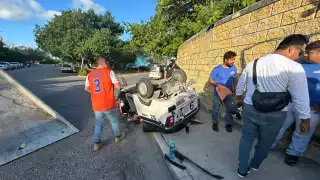 El mototaxista logró salir del vehículo por sus propios medios y fue auxiliado por vecinos