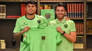 Carlos Salcedo posando con la camiseta de FC Juárez tras anunciarse su regreso al club para la temporada 2024.