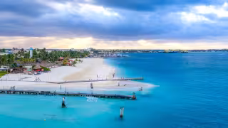 Playa Centro crece y cubre muelles de clubes locales