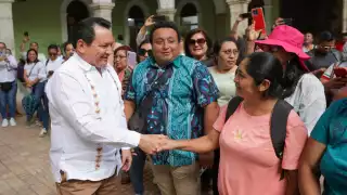 Joaquín Díaz Mena recibió a un grupo de maestra y maestros en Palacio de Gobierno
