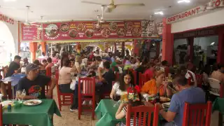 Restaurantes del centro lucen llenos, principalmente de mexicanos que disfrutan la gastronomía, parques y balnearios