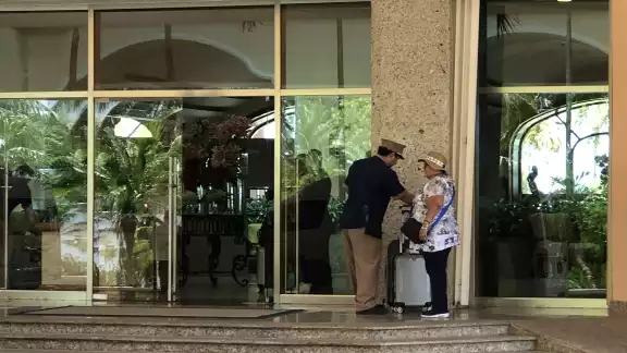 Cientos de trabajadores, sobretodo del sector hotelero, se han manifestado por el escaso pago recibido Cientos de trabajadores, sobretodo del sector hotelero, se han manifestado por el escaso pago recibido