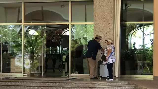 Cientos de trabajadores, sobretodo del sector hotelero, se han manifestado por el escaso pago recibido