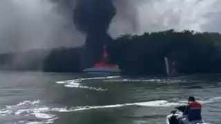 Se incendia embarcación en la laguna de la Zona Hotelera de Cancún: VIDEO