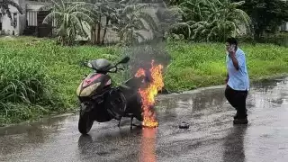 Cortocircuito le quema la moto en Sabancuy; por fortuna no hubo lesionados