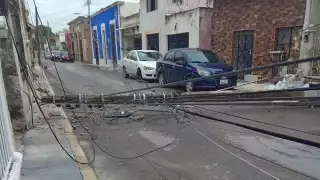 Un poste de concreto cayó debido al deterioro y los vientos de las lluvias recientes