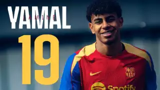 Lamine Yamal posando con la camiseta del Barcelona y su nuevo dorsal 19