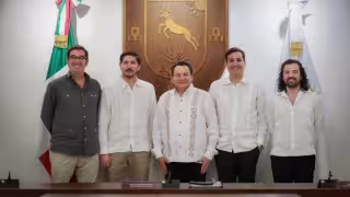 Joaquín Díaz Mena expone ante integrantes de la Canainca las oportunidades de inversión en Yucatán