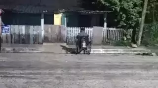 Abandonan a adulto mayor en silla de ruedas bajo la lluvia en Escárcega 