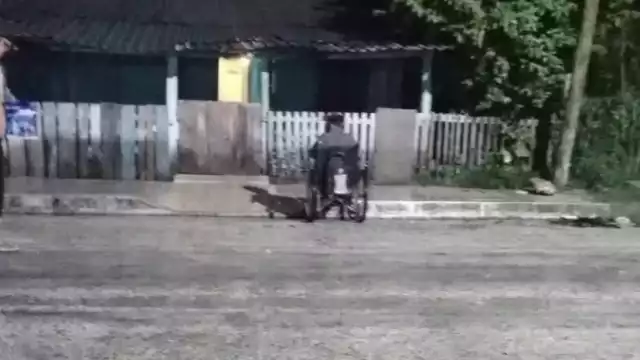 Vecinos denuncian abandono de un anciano en plena tormenta en Escárcega
