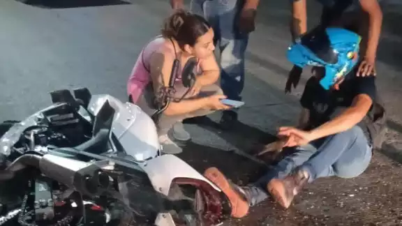 Un taxi le cortó el paso al motociclista, derivando en una colisión Un taxi le cortó el paso al motociclista, derivando en una colisión