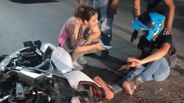 Un taxi le cortó el paso al motociclista, derivando en una colisión