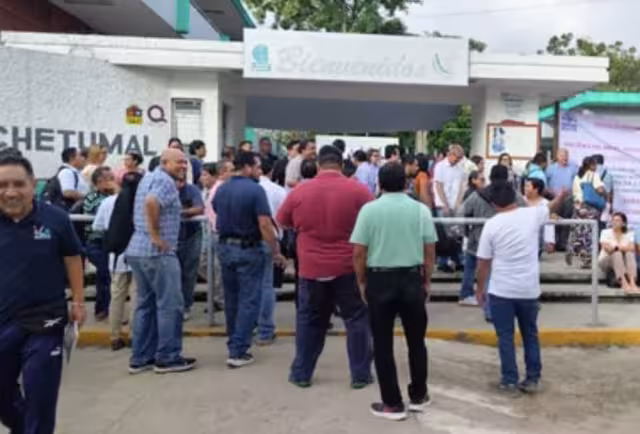 Maestros del Sitacobaqroo protestan por aumento salarial en Chetumal.