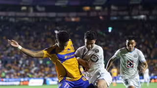 Tigres frena racha victoriosa de Cruz Azul con triunfo 2-1 en el Volcán 