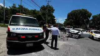 Conductor no respeta el “alto" y provoca una carambola en avenida Insurgentes de Chetumal 