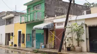 Postes de madera, riesgo latente durante las lluvias en Mérida