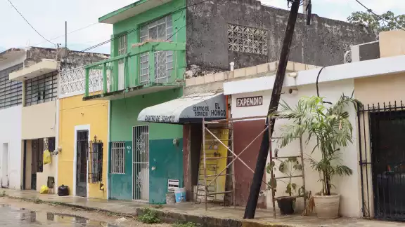 En la calle 43 se encuentra un madero que está recostado sobre un local En la calle 43 se encuentra un madero que está recostado sobre un local