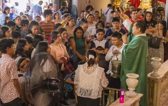 Bendicen útiles escolares en Ciudad del Carmen