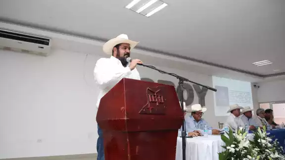 Esteban Abraham, acusado de malos manejos, busca un sucesor a modo para cuidar sus espaldas Esteban Abraham, acusado de malos manejos, busca un sucesor a modo para cuidar sus espaldas
