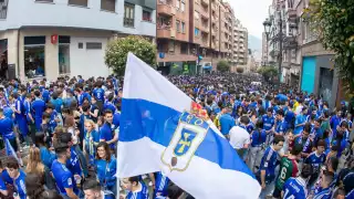 La afición del Real Oviedo se lanzó a las calles para apoyar a su equipo.