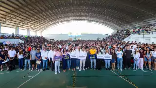 El Ayuntamiento entrega becas a más de mil jóvenes y certificados para cursos propedéuticos