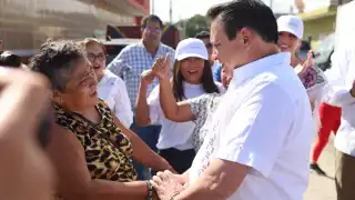El Gobernador de Yucatán, Joaquín Díaz Mena, inició una jornada de entrega de despensas en Progreso para apoyar a las familias más necesitadas