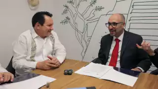 El gobernador Díaz Mena encabezó la firma del convenio.
