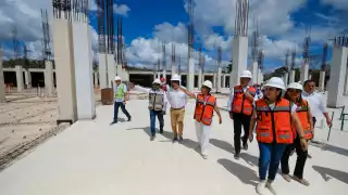 La Gobernadora hizo un recorrido por la construcción del hospital.