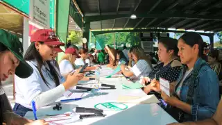 La Secretaría de Bienestar entrega las tarjetas para la Beca Rita Cetina