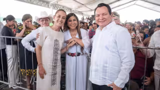 Claudia Sheinbaum y Joaquín Díaz Mena encabezaron la entrega de 432 viviendas del programa Vivienda para el Bienestar en Umán, Yucatán