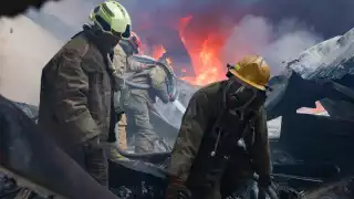Los bomberos se enfrentaron a un gran incendio, que lograron contener.
