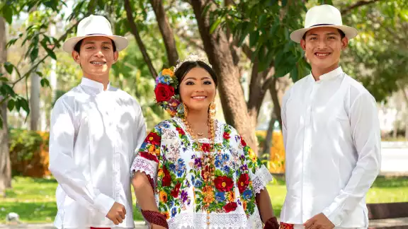 Yucatán ha dado origen a una amplia diversidad de contrastes, mismos que han marcado a su sociedad Yucatán ha dado origen a una amplia diversidad de contrastes, mismos que han marcado a su sociedad