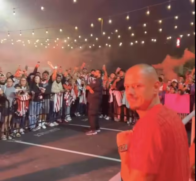 Chicharito salió junto a sus compañeros