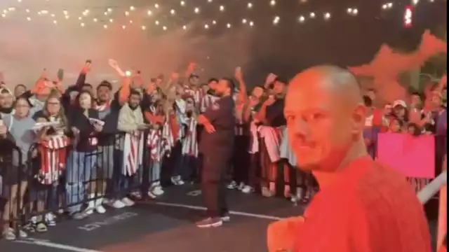 Chicharito salió junto a sus compañeros