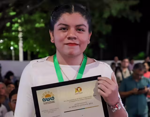 Alumna de Cbtis 214 obtiene medalla al Mérito Juvenil 2024