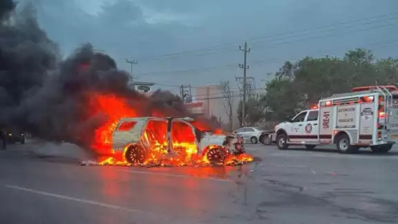 La camioneta terminó completamente calcinada tras el atentado.