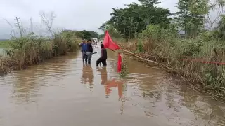 Enormes láminas de agua se crearon en tramos carreteros, que representan un riesgo para los conductores y transportistas que circulan por la zona.