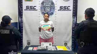 Mujer es detenida por probable comisión de delito contra la salud.