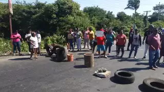 Pobladores de Atasta bloquean carretera federal 180; exigen mejor seguridad vial 