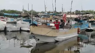 Luego de no poder trabajar varios días, por el mal tiempo, los marineros comenzaron a alistar sus lanchas para zarpar de nuevo