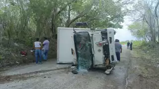 El camión de carga presentó daños materialesT